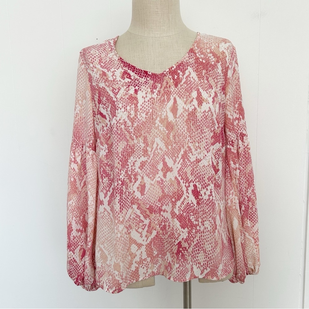 Cabi #5708 Bethany Snake Blouse Pink Coral Size Small - Picture 2 of 8